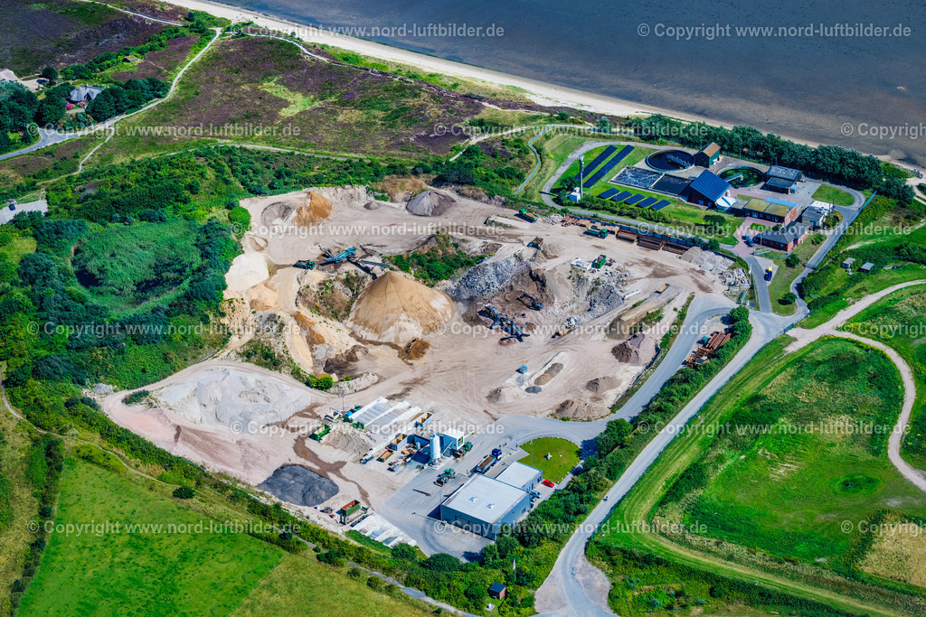 Sylt_Braderup_Peter_Jacobsen_Strassen_und_Tiefbau_ELS_9316130825 | WENNINGSTEDT-BRADERUP (SYLT) 13.08.2025 Gelände und Abraum- Flächen des Kies- Tagebau " Peter Jacobsen Straßen- und Tiefbau GmbH & Co. KG " in Wenningstedt-Braderup (Sylt) auf der Insel Sylt im Bundesland Schleswig-Holstein, Deutschland. Weiterführende Informationen bei: Peter Jacobsen Straßen- und Tiefbau GmbH & Co. KG. // Site and tailings area of the gravel mining " Peter Jacobsen Strassen- and Tiefbau GmbH & Co. KG " in Wenningstedt-Braderup (Sylt) on the island of Sylt in the state Schleswig-Holstein, Germany. Further information at: Peter Jacobsen Strassen- und Tiefbau GmbH & Co. KG. Foto: Martin Elsen