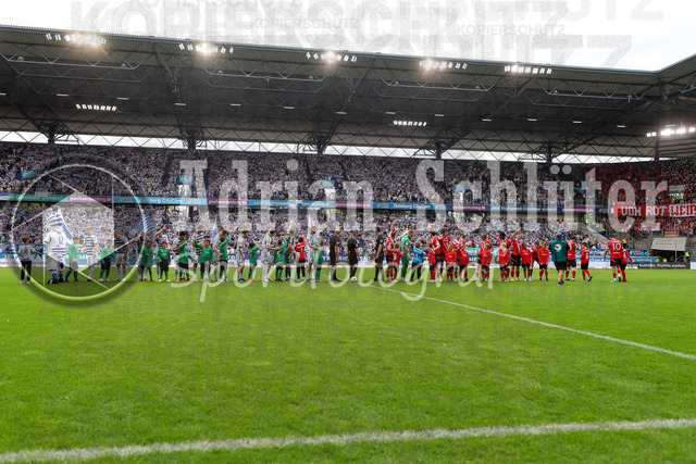 03.05.2026, GER, Fussball, Herren, 3. Liga, Saison 2025/2026, MSV Duisburg - FC Energie Cottbus | die Mannschaften begrüßen die Fans