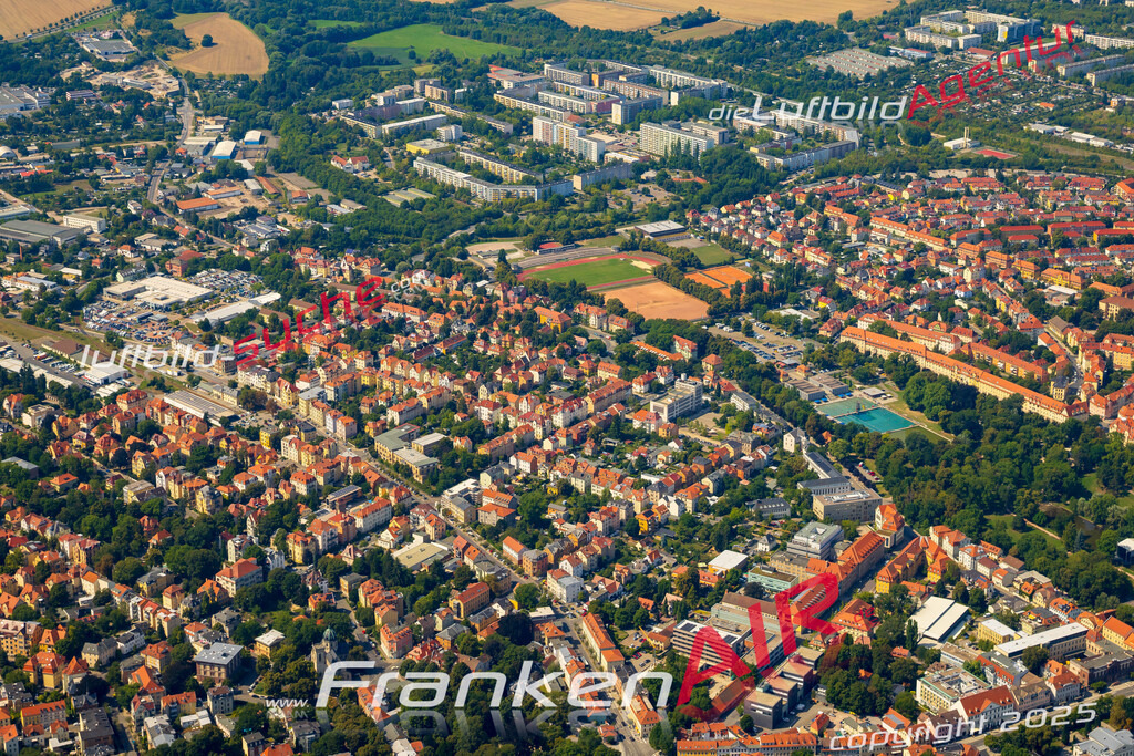 Neue Luftbildaufnahme der Stadt Weimar - Das Luftbild wurde 2025 vom UL-Flugzeug heraus erstellt ( keine Drohnenaufnahme ) - Hochauflösende Luftaufnahme - für Wandbilder und großformatige Ausdrucke geeignet. Das besondere Geschenk!Hier alle&nbsp;Infos zur Lizenzierung der LuftaufnahmeWir fliegen auch dieses Jahr wieder in Ihre Region um Luftbilder zu erstellen.- Luftbild anfragen
