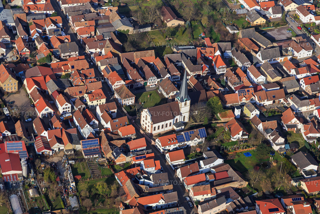 Luftbild: Katholische Kirche St.Georg im Dorfzentrum in Venningen im Bundesland Rheinland-Pfalz in Deutschland. Foto: IMG_104740.jpg vom 16.02.2018 durch Werner Riehm/FLY-FOTO.de