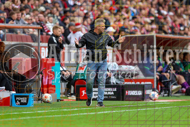 1. FC Köln vs FC Augsburg - 1. Bundesliga  | Köln, Deutschland, 18.10.25:   Trainer Lukas Kwasniok  gestikuliert, Gestik waehrend des Spiels der 1. Bundesliga zwischen  1. FC Köln vs FC Augsburg im RheinEnergieStadion(Foto von Brauer-Fotoagentur / Adrian Schlueter)