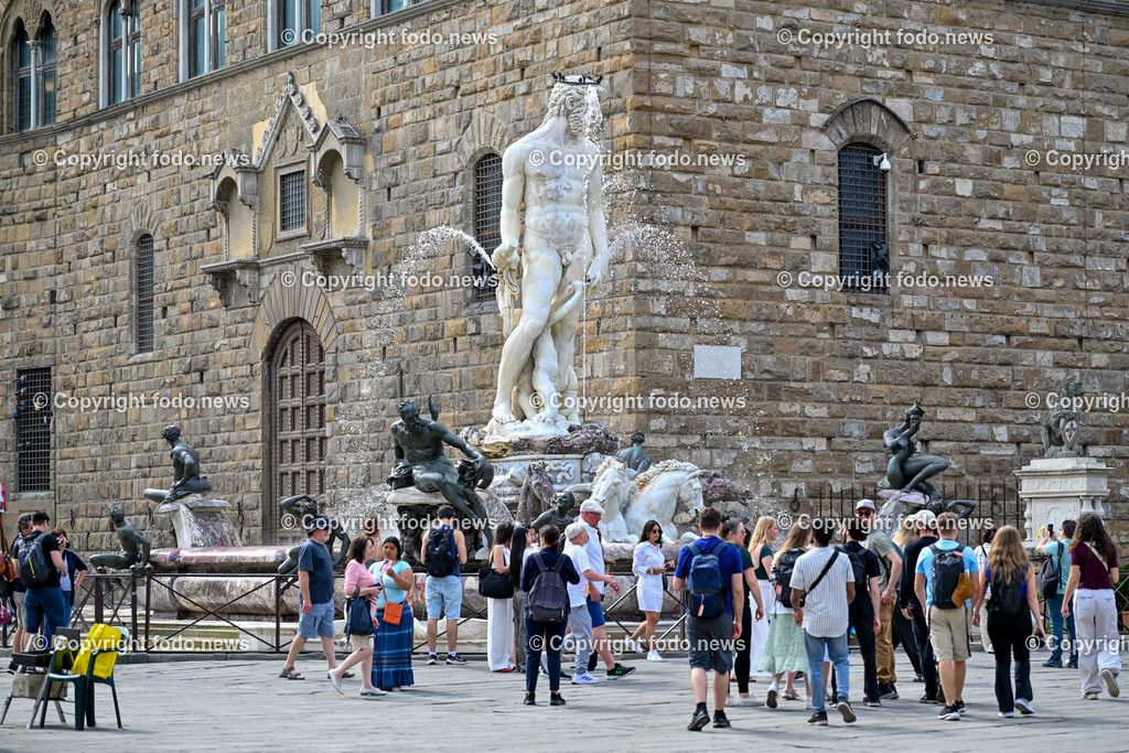 Italien_ Toscana_ Florenz_ 30.05.2024-64 | 30.05.2024, Italien, ITA, Toskana, Florenz im Bild Stadtansichten, Gebäude, Architektur, Touristen, Historisch, Souvenir, Altstadt, Museum, Statuen, Skulpturen, Piazza della Signoria, Statue David, Palazzo Vecchio, Neptunbrunnen, Piazza della Repubblica, Ponte Vecchio, Brücke, Uffizien, Kathedrale Santa Maria del Fiore, Arno, Fluß


Florenz, Firenze, ist eine italienische Großstadt. Nach Einwohnern ist sie die achtgrößte Stadt Italiens. Florenz ist die Hauptstadt sowie größte Stadt der Region Toskana und der Metropolitanstadt Florenz, in der etwa eine Million Menschen leben. Florenz ist für seine Geschichte berühmt. Leonardo da Vinci verbrachte große Teile seiner Jugend in Florenz, Michelangelo fand Unterschlupf in der Kirche der Medici, Galileo Galilei wohnte als Hofmathematiker in den Palästen der Medici. Von 1865 bis 1871 war die Stadt die Hauptstadt des neu gegründeten Königreichs Italien. Das historische Zentrum von Florenz zieht Jahr für Jahr Millionen von Touristen an. Die historische Innenstadt wurde von der UNESCO im Jahre 1982 zum Weltkulturerbe erklärt. 
Quelle: Wikipedia
