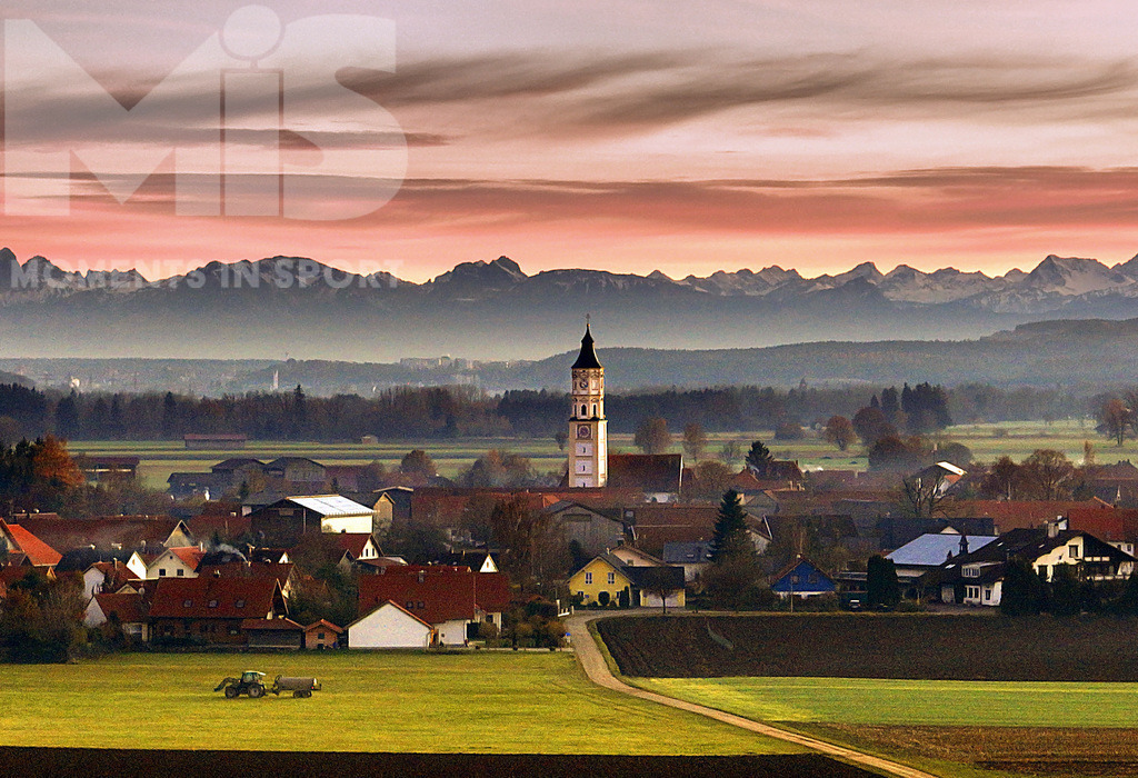 mis310719RF04.JPG | 19.11.2021, Herbstimpressionen bei Bad Wörishofen im Allgäu,  Der Ort Schlingen mit dem Kirchturm und die Alpenkette im Hintergrund, der Abend dämmert und die Nebelschwaden liegt über der Landschaft. Unten bringt ein Landwirt mit dem Jauchefass auf seinem Feld die Jauche aus. Drohnenbild. 


 - Realisiert mit Pictrs.com