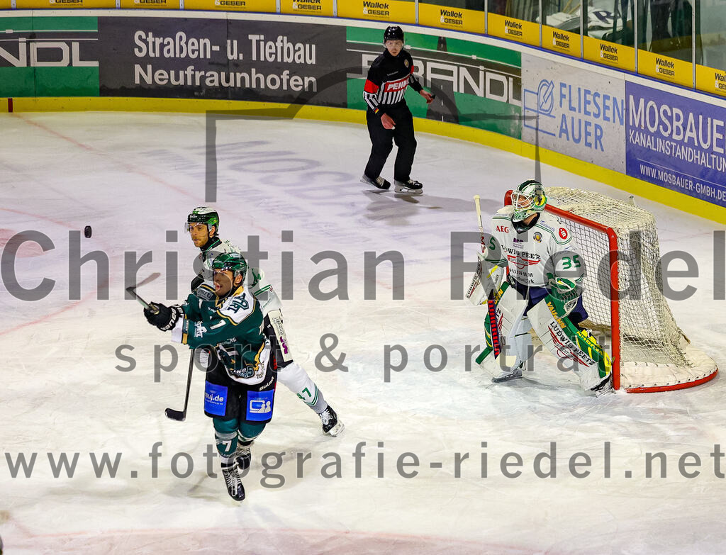 2026-01-02_045_TSV_Erding_gegen_Hoechstadt_Alligators | Erding, Deutschland, 02.01.2026:Eishockey, Oberliga Süd 2025 / 2026, 33. Spieltag, TSV Erding gegen Höchstadt Alligators, Endergebnis: 2:1Louis Trattner (Erding Gladiators, #7)+, Torwart Luca Ganz (Höchstadt Alligators, #35)Foto: Christian Riedel / fotografie-riedel.net