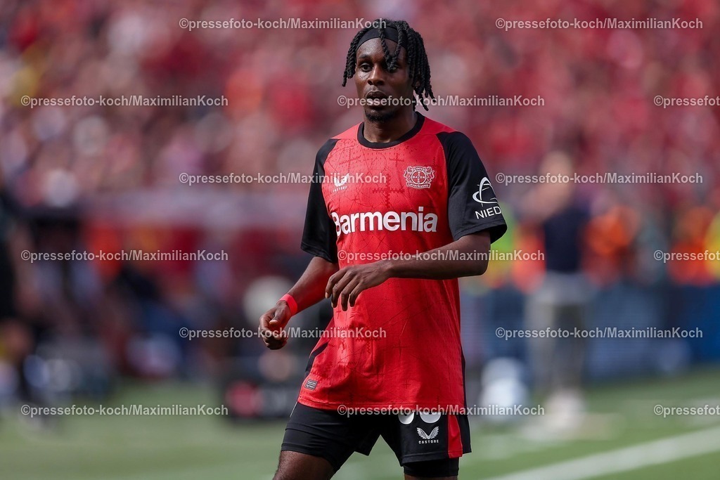 B0411052501156 | 11.05.2025, Fußball, Bayer 04 Leverkusen - Borussia Dortmund, 1. Fußball Bundesliga, 33. Spieltag, BayArena, Saison 2024 2025: Jeremie Frimpong (Bayer04 Leverkusen #30) DFB regulations prohibit any use of photographs as image sequences and or quasi-video.