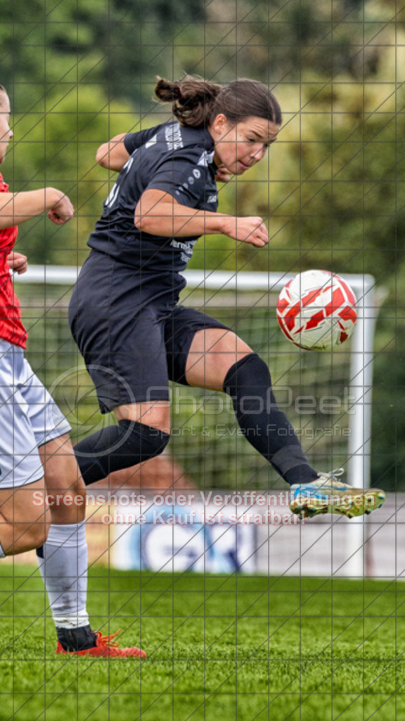 20250928_141800_0444-Bearbeitet-2 | Luisa Reiser (1.FC Donzdorf #05)1.FC Donzdorf (schwarz) vs. TV Derendingen (rot), Fussball, Frauen-Verbandsliga Württemberg, 03. Spieltag, Saison 2025/2026, Rasenplatz Lautertal Stadion, Süßener Straße 16, 73072 Donzdorf, 28.09.2025 - 13:00 Uhr,Foto: PhotoPeet-Sportfotografie/Peter Harich
