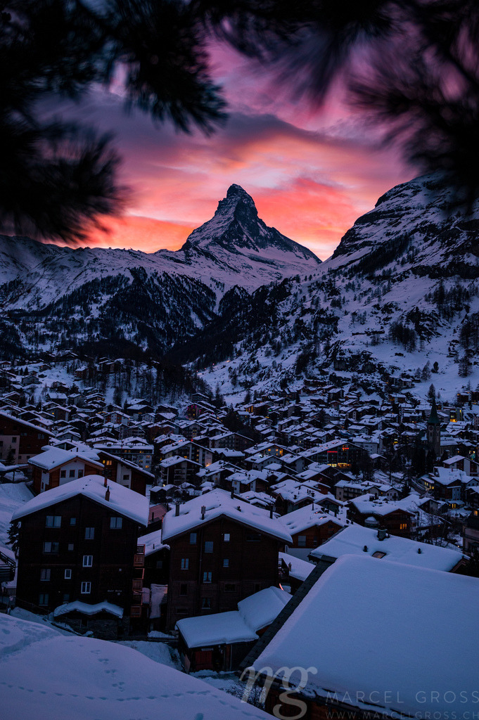 Zermatt and Matterhorn in Switzerland on a wonderful winter sunset | Die ideale Geschenkidee für Naturliebhaber. Naturbilder von Marcel Gross Photography für ihr Zuhause in den verschiedensten Formaten und Materialien. - Realisiert mit Pictrs.com