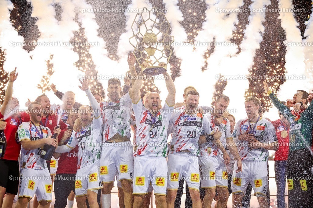 KoeEHF15062502087 | 15.06.2025, Handball, Finale TruckScout24 EHF FINAL4, LANXESS arena Köln, Füchse Berlin - SC Magdeburg: SC Magdeburg ist Champions League Sieger - Siegerehrung Ehrung Pokalübergabe nach dem Spiel. Die Mannschaft feiert den SIeg. Christian O Sullivan (Magdeburg #24) nimmt den Pokal entgegen 