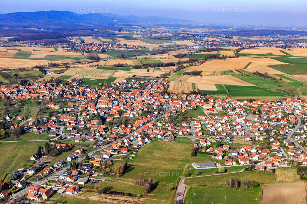 Vue aérienne: Vue de la ville depuis le sud à Surbourg dans le département Bas Rhin, France – .Photo: IMG_097458.jpg prise le 16/03/2017 par Werner Riehm/FLY-FOTO.eu – Résolution de l'original: 5472 x 3648 px