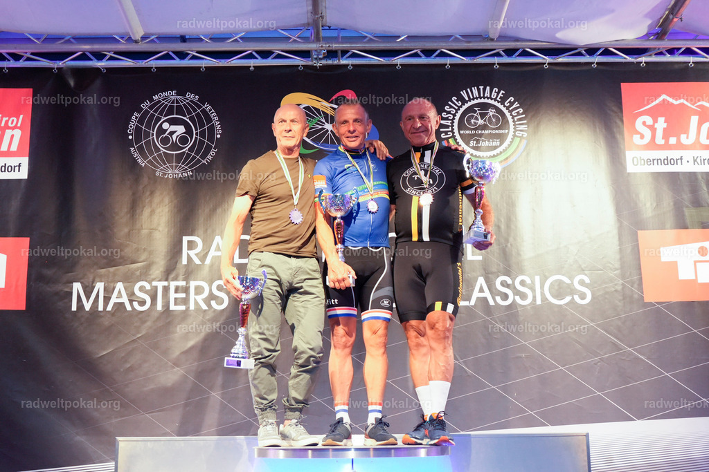 1300_20230817_Bewerb_Maenner_Muehlanger | AUT - OESTERREICH, 2023-08-16: SPORT RENNRAD-FAHREN - 55. INTERNATIONALER RADWELTPOKAL IN ST. JOHANN IN TIROL  - Vintage-Radrennen mit WM-Bronze-Medaillen-Siegerin Christina Schweinberger, den Teilnehmer und Alexander Baumann (vom Orginastions-Team) - TAG 2 BEWERB MAENNER IN SECHS GRUPPEN  ; Foto: Roland Muehlanger