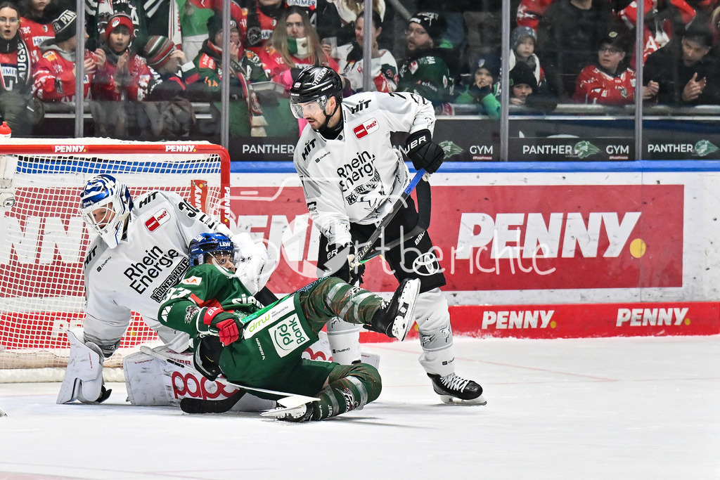 Augsburger Panther - Kölner Haie | AUGSBURG, GERMANY - 11. JANUARY: v. l. Janne JUVONEN (Kölner Haie 30),Tim WOHLGEMUTH (Augsburger Panther 33), und Oliwer KASKI (Kölner Haie 7) während dem Match zwischen den Augsburger Panthern und den Kölner Haien am 39. Spieltag der penny DEL im Curt Frenzel Stadion