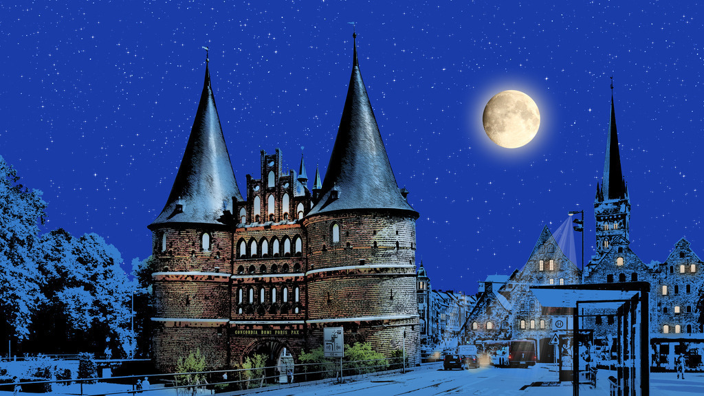 Photoart Moonlight: Holstentor in Lübeck bei Nacht | Dieses Wandbild im Querformat zeigt eine künstlerische Interpretation von Lübeck bei Nacht. Auf der linken Seite befindet sich das angeleuchtete Holstentor. In den Fenstern der Gebäude im Hintergrund ist teilweise Licht zu sehen. Am Himmel leuchtet der Vollmond und die Sterne. Somit erhalten Sie ein exklusives Kunstwerk der Ostseeregion. Zudem ist dieses Bild ein Teil der Photoartserie Moonlight in der weitere maritime Orte im Mondlicht gezeigt werden.  - Realisiert mit Pictrs.com