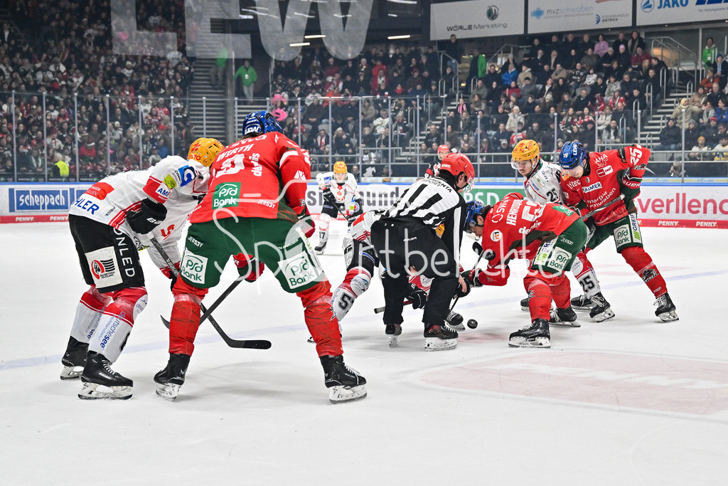 Augsburger Panther - Fischtown Bremerhaven | AUGSBURG, GERMANY - 25. JANUARY: Enrico HENRIQUEZ (Augsburger Panther 52) gewinnt ein Bully während dem Match zwischen den Augsburger Panthern und den Fischtown Pinguins am 43. Spieltag der Penny DEL im Curt Frenzel Stadion