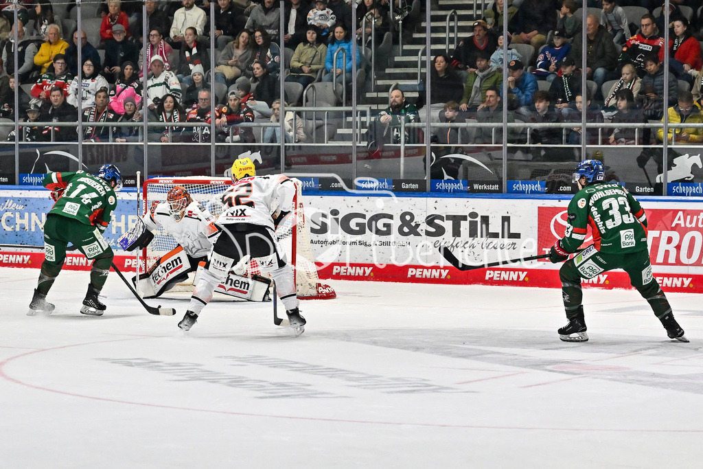 Augsburger Panther - Löwen Frankfurt | in dieser Szene erzielt D. J. BUSDEKER (Augsburger Panther 14) den Treffer zum 4-1 / Tor / Torschuetze / Freude / Happy / beim match zwischen den Augsburger Panthern und den Löwen Frankfurt am 8. Spieltag der Penny DEL im Curt Frenzel Stadion am 19.10.2025