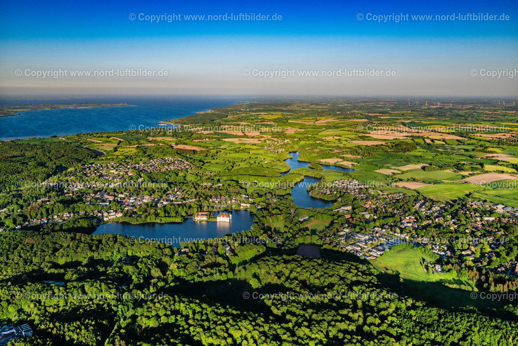 Glücksburg_ELS_3206170524 | GLüCKSBURG 17.05.2024 Landschaft mit Wasserschloss und Wäldern in Glücksburg im Bundesland Schleswig-Holstein. Blick auf die Flensburger Innenförde mit Kreuzfahrtschiff " Amadea ". // Landscape with water castle and woods in Gluecksburg in Schleswig-Holstein. Foto: Martin Elsen