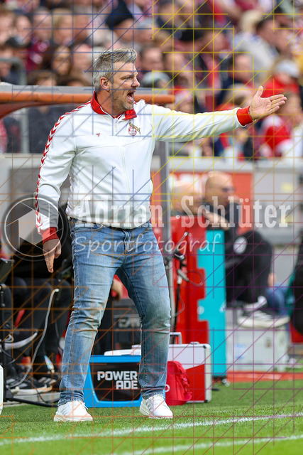 1. FC Köln vs Hamburger SV - 1. Bundesliga  | Köln, Deutschland, 02.11.25:   Trainer Lukas Kwasniok  gestikuliert, Gestik waehrend des Spiels der Bundesliga zwischen  1. FC Köln vs Hamburger SV in der RheinEnergieStadion(Foto von Brauer-Fotoagentur / Adrian Schlueter)