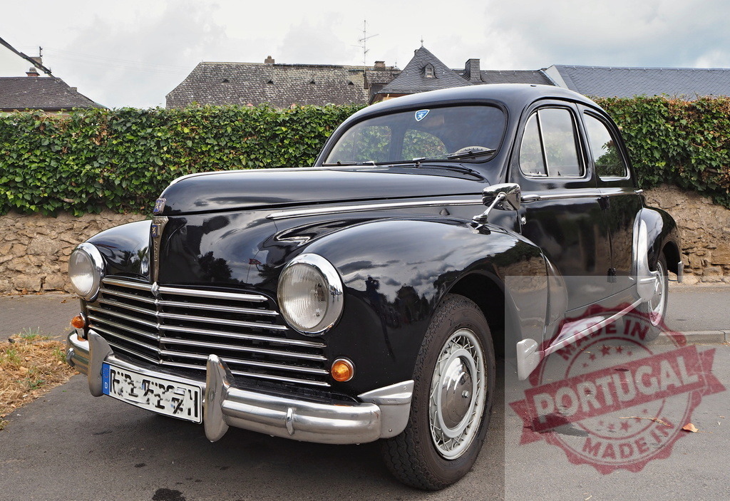 Black Peugeot 203 vintage car parking on street | Black Peugeot 203 classic car parked on a quiet street in a European village - Realisiert mit Pictrs.com