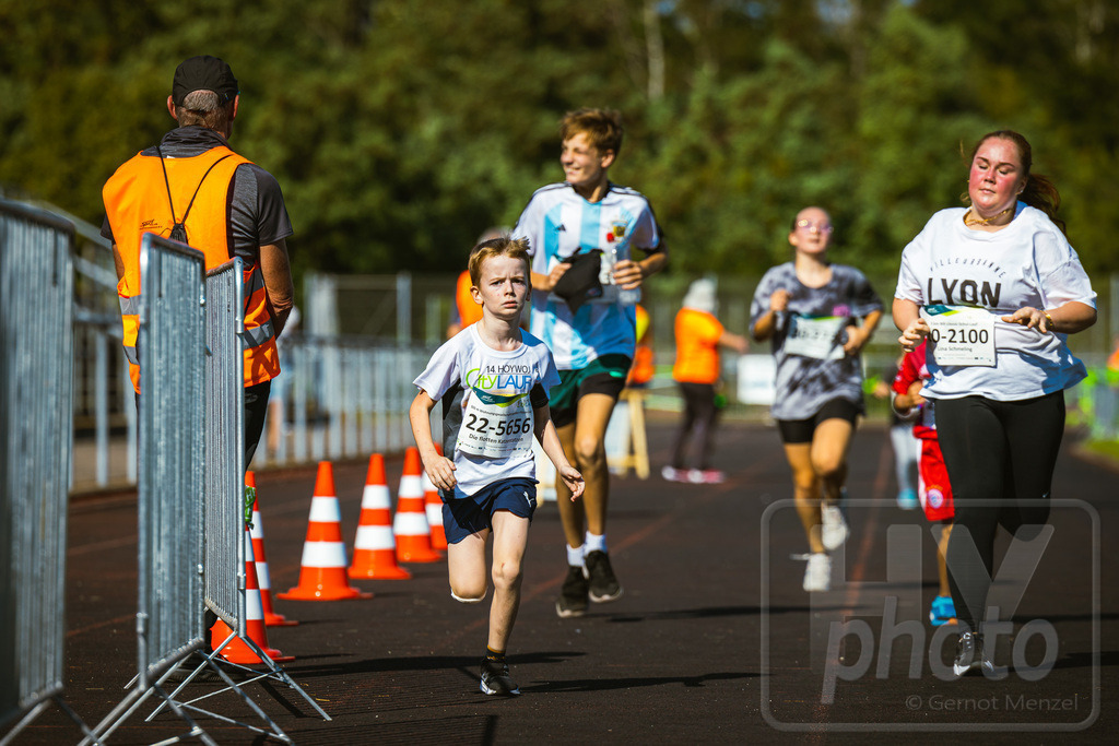 16. Hoywoj-CityLauf im Sportforum Hoyerswerda - 16.09.2023 | 555m Wohnungsgesellschaft-Familien-Flitzer-Lauf - Realisiert mit Pictrs.com
