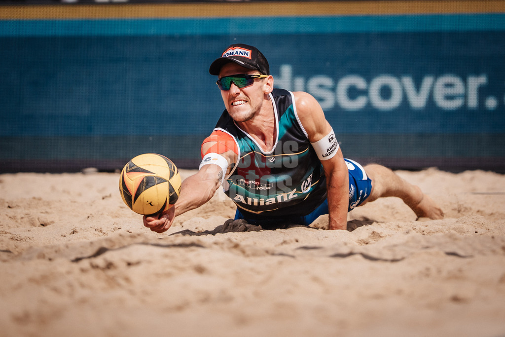 Beachvolleyball | Männer | Allianz German Beach Tour 2025 | Tourstop Hamburg | 31.05.2025 | Bennet Poniewaz springt zum Ball