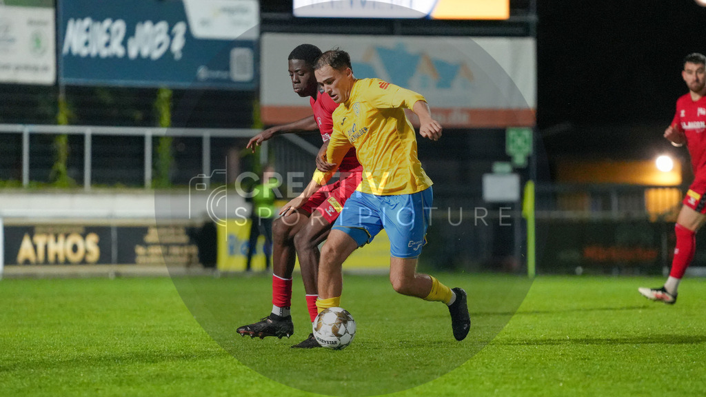 Fußball, Herren, Saison 2025/2026, Regionalliga Nordost, 8. Spieltag, FSV 63 Luckenwalde vs. FC Hertha 03 Zehlendorf, Dienstag 16.09.2025, Werner-Seelenbinder-Stadion Luckenwalde, | Fußball, Herren, Saison 2025/2026, Regionalliga Nordost, 8. Spieltag, FSV 63 Luckenwalde vs. FC Hertha 03 Zehlendorf, Dienstag 16.09.2025, Werner-Seelenbinder-Stadion Luckenwalde, Im Bild: Nanitonda Quiala (l. Zehlendorf) und Simon Gollnack (r. Luckenwalde) - Realisiert mit Pictrs.com