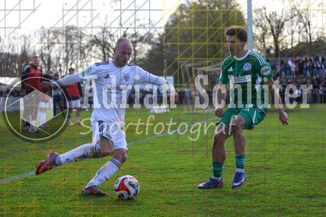 28.03.2026 GER, Fussball, Herren, Niederrhein Pokal Halbfinale, Saison 2025/2026, 1. FC Bocholt - MSV Duisburg | Patrick Kurzen (Bocholt) und Patrick Sussek (MSV Duisburg) im Kampf um den Ball 