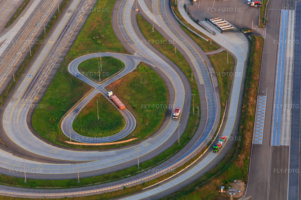 Luftbild: Daimler Truck Testgelände EVZ im Industriegebiet Oberwald in Wörth am Rhein im Bundesland Rheinland-Pfalz in Deutschland. Foto: IMG_110761.jpg vom 05.09.2018 durch Werner Riehm/FLY-FOTO.de