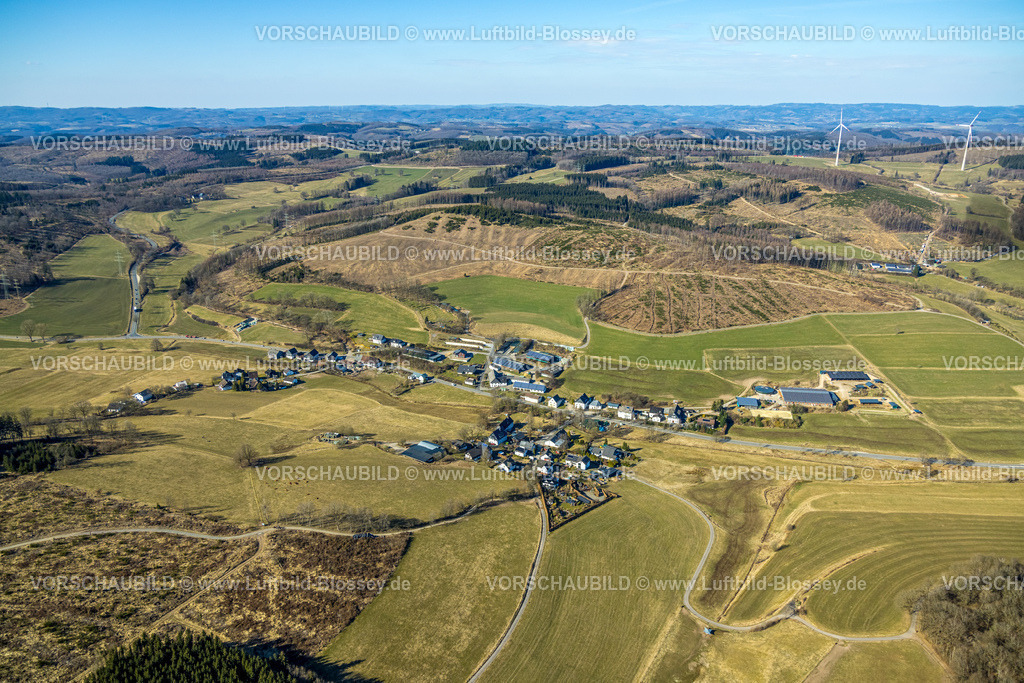 Kirchhundem250308288Kruberg | Luftbild, Waldgebiet mit Waldschäden im Wohngebiet Ortsansicht Kruberg, Kirchhundem, Sauerland, Nordrhein-Westfalen, Deutschland