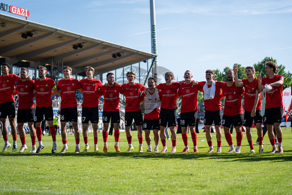 Stuttgarter Kickers vs. SG Sonnenhof Großaspach, Fussball, WFV-Pokal, Finale, 23.05.2026 | Team jubelt nach Abpfiff mit Fans, Zuschauern und Verantwortlichen,Stuttgarter Kickers vs. SG Sonnenhof Großaspach, Fussball, WFV-Pokal, Finale, 23.05.2026