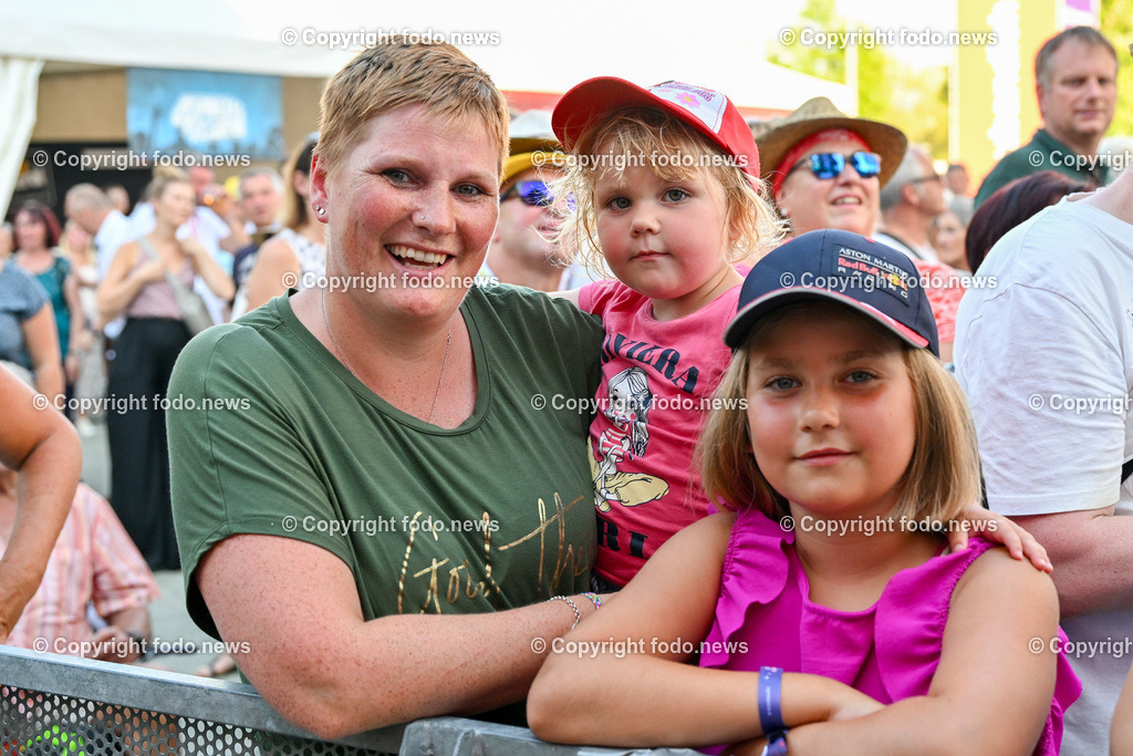 Linzer Kronefest 2023_ 19.08.2023-91 | 19.08.2023, Linzer Kronefest 2023, AUT, im Bild Linzer Kronefest 2023, Hauptbuehne, Wir 4 plus Eins

Ines Ratzberger (39, Vorderweissenbach) mit Sarah (2) und Pia (10)
