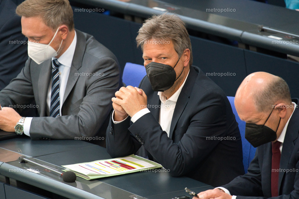 Robert Habeck zwischen Christian Lindner und Olaf Scholz | Metropolico