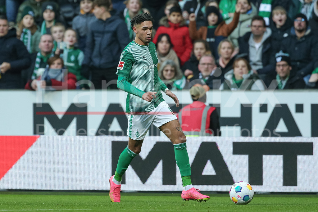 Fussball, Bundesliga, SV Werder Bremen - SC Freiburg | v.li.: Justin Njimah (SV Werder Bremen, 17) am Ball, Freisteller, Einzelbild, Ganzkörper, Aktion, Action, Spielszene, DIE DFL-RICHTLINIEN UNTERSAGEN JEGLICHE NUTZUNG VON FOTOS ALS SEQUENZBILDER UND/ODER VIDEOÄHNLICHE FOTOSTRECKEN. DFL REGULATIONS PROHIBIT ANY USE OF PHOTOGRAPHS AS IMAGE SEQUENCES AND/OR QUASI-VIDEO.
