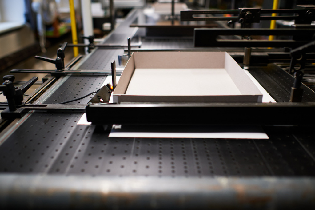 Herstellung einer Verpackungsschachtel | Wien, Austria - April 07, 2021: Piatnik &amp; Söhne Spieleverlag; Herstellung einer Verpackungsschachtel. - Realisiert mit Pictrs.com