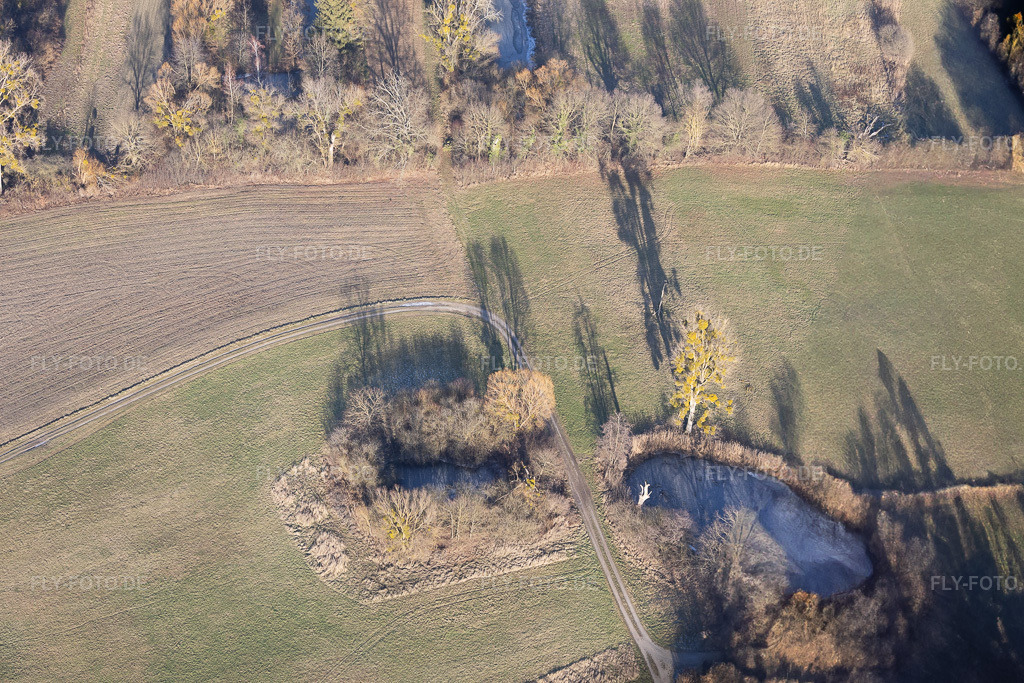 Luftbild: gefrorene Teiche in den Auwiesen in Wörth am Rhein im Bundesland Rheinland-Pfalz in Deutschland. Foto: IMG_152657.jpg vom 31.12.2025 durch Werner Riehm/FLY-FOTO.de