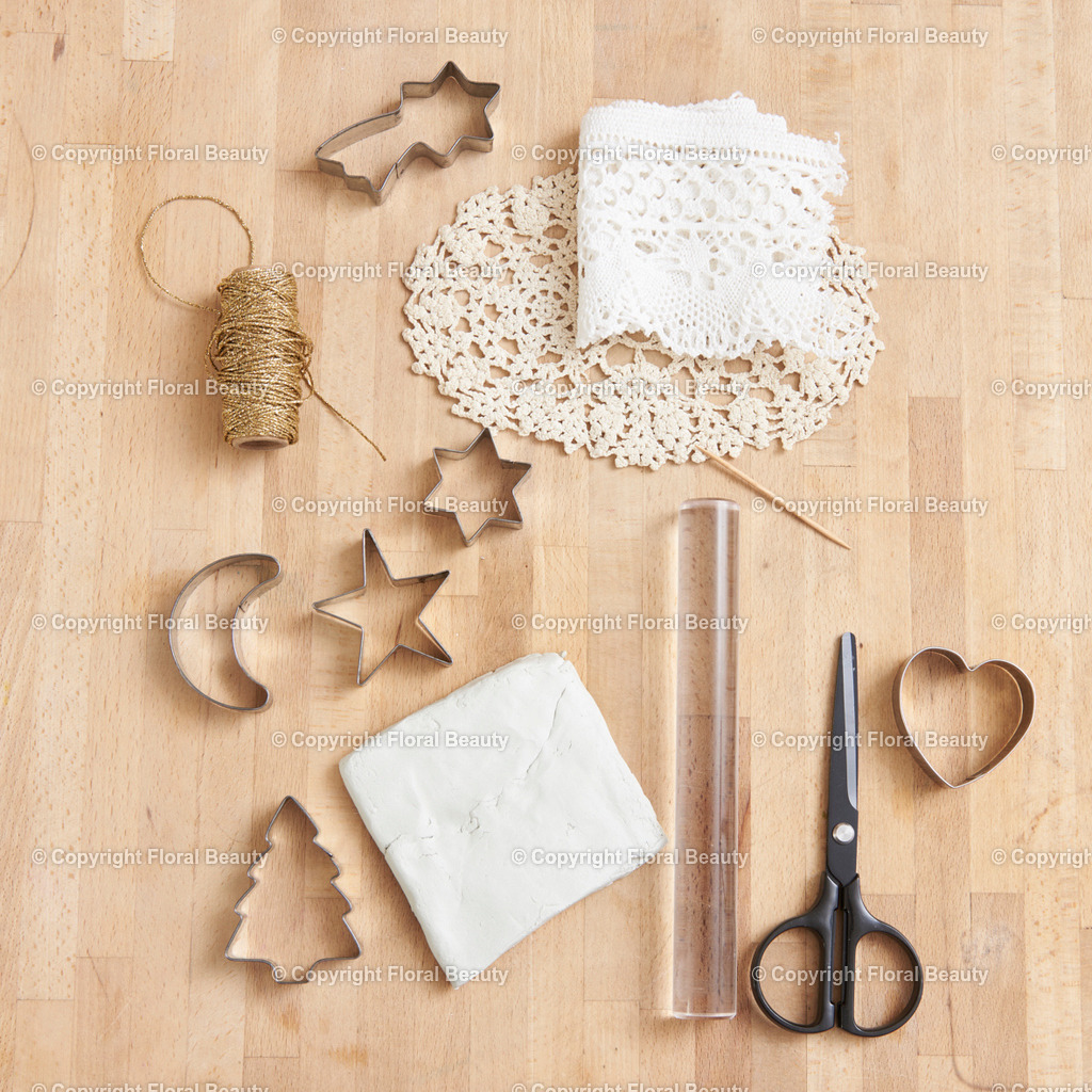 Weihnachtsanhänger aus Fimo | Fimo ausrollen. Spitze auflegen und gut andrücken. Mit Backförmchen Weihnachtsmotive ausstechen. Loch für Aufhängung machen und Faden durchziehen. Im Ofen nach Anleitung backen. - Realisiert mit Pictrs.com