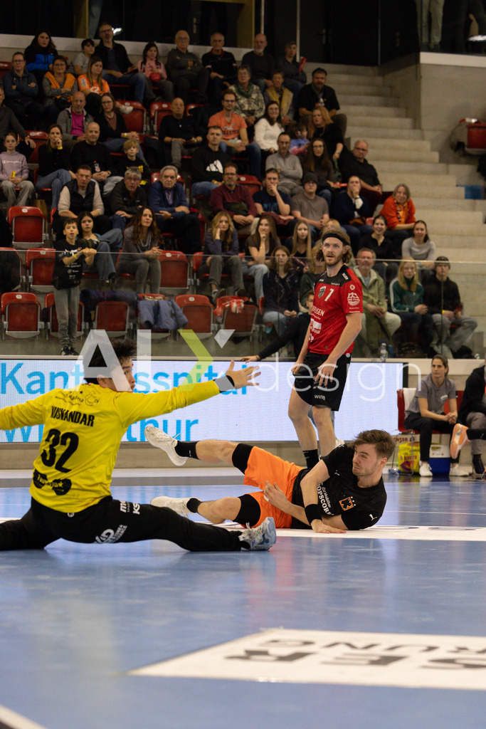 Handballen I Herren I Saison 2025-2026 I Quickline Handball League 2026 | Men I 18. Spieltag I Pfade Winterthur - Kadetten Schaffhausen I 20.12.2025 | 32 Ramon Kusnandar (Pfadi Winterthur) – Torhüter I 6 Odinn Rikhardsson (Kadetten Schaffhausen) - Flügel rechts - Realisiert mit Pictrs.com