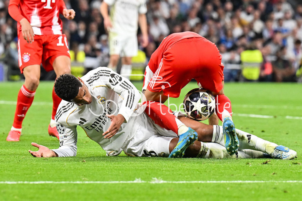 Real Madrid - FC Bayern München | MADRID, SPAIN - 07. APRIL: tackle between Jude BELLINGHAM (Real Madrid 5) and Luis DIAZ (FC Bayern Munich 14) during the UEFA Champions League match between Real Madrid vs. FC Bayern Munich on Quarterfinal first leg at Estadio Santiago Bernabeu