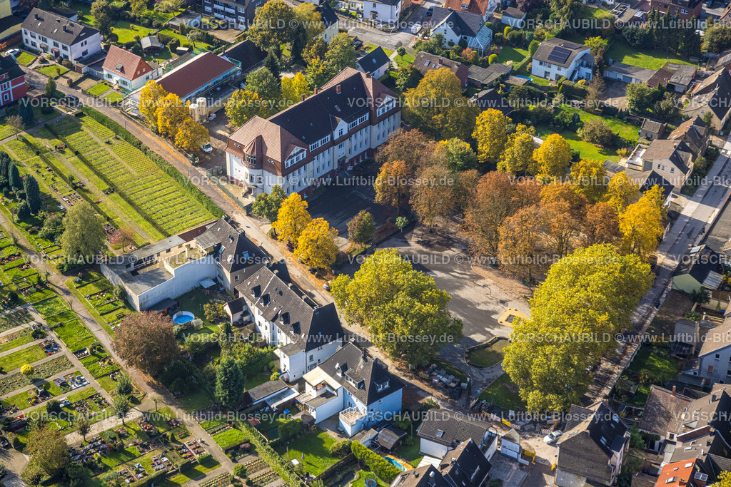 Luenen241012291 | Luftbild, Kinderhort Schulkinderhaus Viktoriaschule und Schulhof mit herbstlichen Bäumen, evang. Friedhof Münsterstraße, Lünen, Ruhrgebiet, Nordrhein-Westfalen, Deutschland