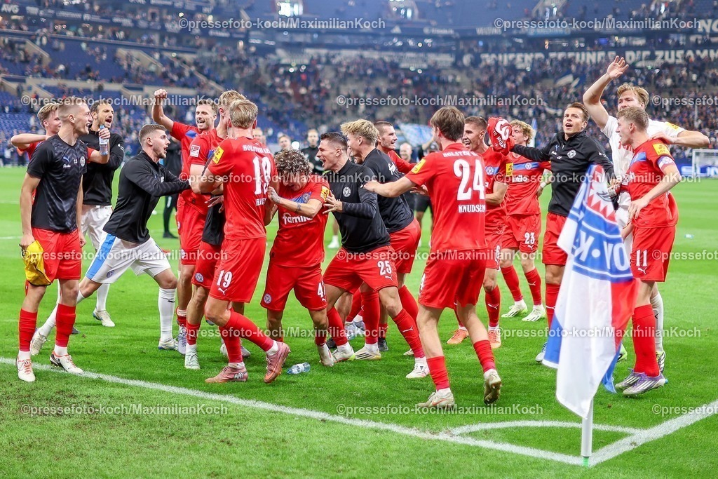 S0413092501207 | 13.09.2025, Fußball, FC Schalke 04 - Holstein Kiel, 5.Spieltag, 2. Fußball Bundesliga, Veltins-Arena Gelsenkirchen, Saison 2025 2026: Abschlussjubel nach dem 1:0 Sieg für Holstein Kiel. Die Mannschaft feiert den Erfolg vor der KurveDFB regulations prohibit any use of photographs as image sequences and or quasi-video.