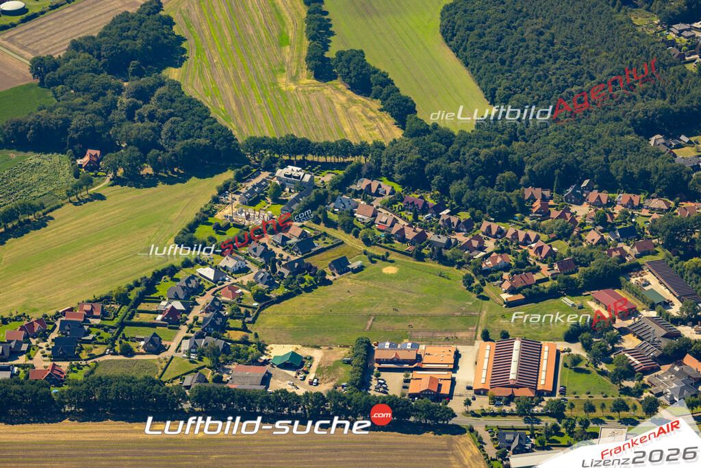 Aktuelles Luftbild von Lüsche Bakum - Die Luftaufnahme wurde 2022 mittels UL-Flugzeug erstellt ( keine Drohne ) - hochauflösende Kamera-Systeme von  Canon -Beste Qualität - Für grossformatige Ausdrucke geeignet. Die Geschenkidee !