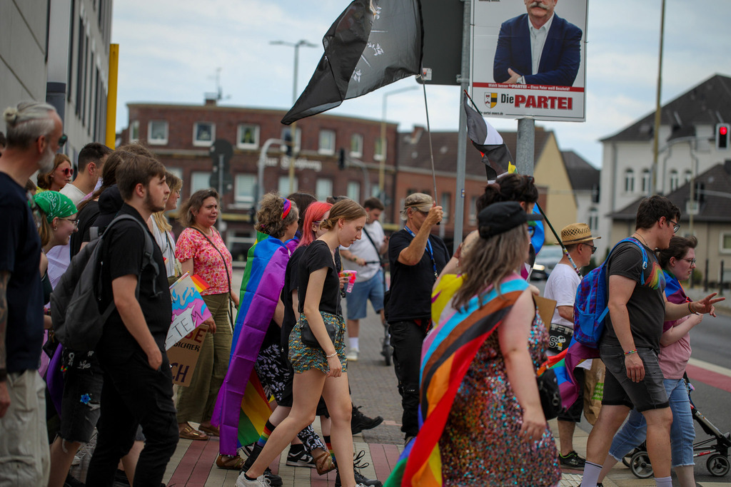 CSD_Moers_190725_161 | Bildergalerie von Sport-Ereignissen aber auch von weiteren spannenden Dingen - nicht nur vom Niederrhein. In Anlehnung an den bekannten Spruch von Hanns Dieter Hüsch heißt das Motto: "Niederrhein ist überall".  - Realisiert mit Pictrs.com