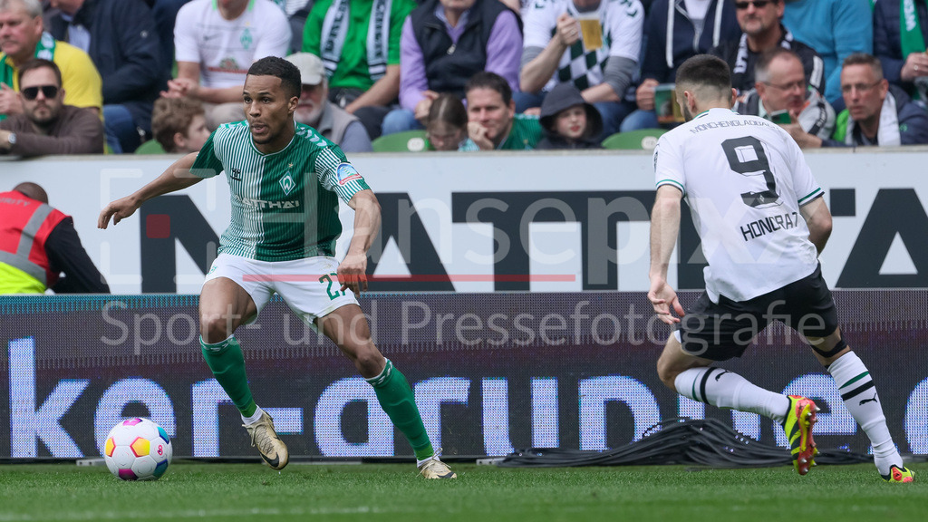 Fussball, Bundesliga, SV Werder Bremen - Borussia Mönchengladbach | v.li.:Felix Agu (SV Werder Bremen, 27) und Franck Honorat (Borussia Mönchengladbach, 9) im Zweikampf, Duell, Dynamik, Aktion, Action, Spielszene , DIE DFL-RICHTLINIEN UNTERSAGEN JEGLICHE NUTZUNG VON FOTOS ALS SEQUENZBILDER UND/ODER VIDEOÄHNLICHE FOTOSTRECKEN. DFL REGULATIONS PROHIBIT ANY USE OF PHOTOGRAPHS AS IMAGE SEQUENCES AND/OR QUASI-VIDEO.