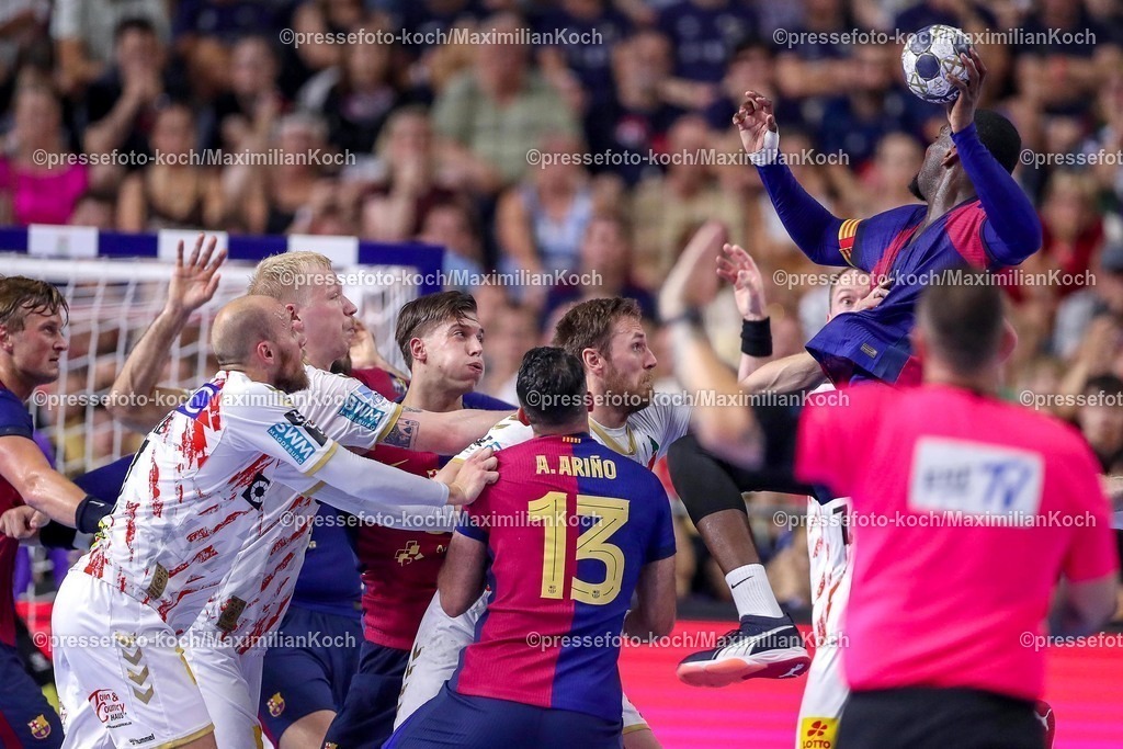 KoeEHF14062502115 | 14.06.2025, Handball, Halbfinale TruckScout24 EHF FINAL4, LANXESS arena Köln, FC Barcelona - SC Magdeburg: Dika Mem (Barca FC Barcelona ESP #10) wirft auf das Tor