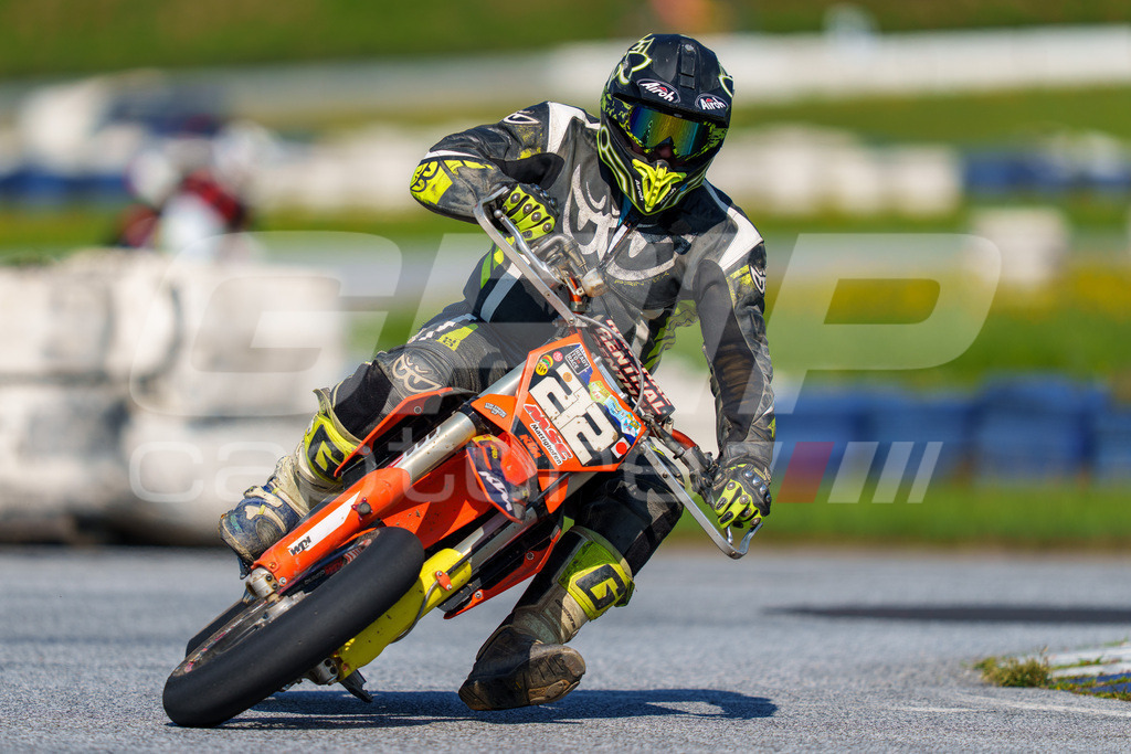 SuperMoto_Staatsmeisterschaft_Greinbach_225 | GRIPcapture steht für authentische Sportfotografie in Österreich – für Momente, die mehr sind als Geschwindigkeit oder Ergebnis. Es geht um Emotion, Spannung, Fokus und den Augenblick, der oft nur einen Wimpernschlag dauert.Ob Motorsport, Teamsport oder 