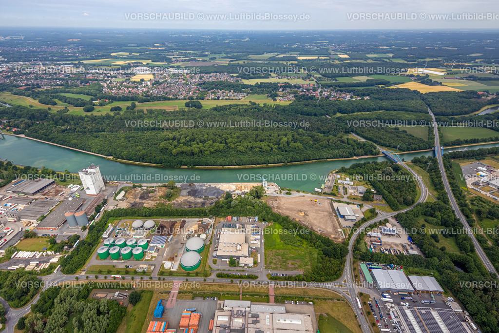 Dorsten220603078 | Luftbild, Gewerbegebiet und Baustelle Buerer Straße am Weser-Datteln-Kanal, Agravis Turm, REMONDIS QR Niederlassung Dorsten, Hervest, Dorsten, Ruhrgebiet, Nordrhein-Westfalen, Deutschland