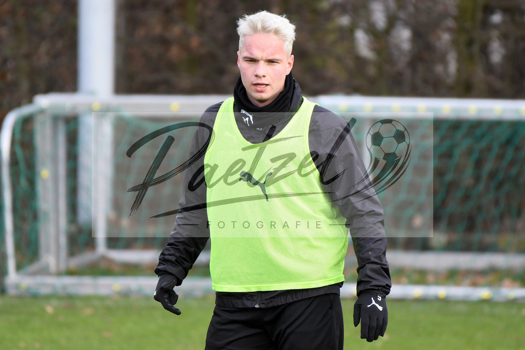 20200130_TRAOSN_0066 | Fußball, Herren: Niklas Schmidt (VfL Osnabrueck) schaut waehrend der Trainingseinheit des VfL Osnabrueck im Sportpark Illoshoehe am 30.01.2020 in Osnabrueck, Deutschland. - Realisiert mit Pictrs.com