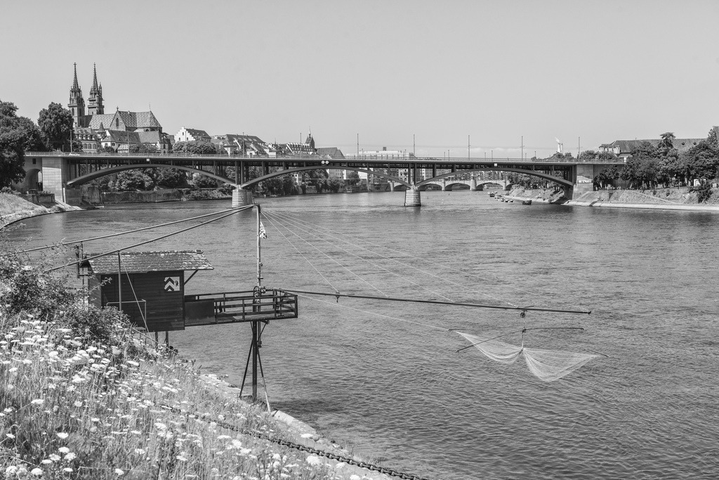 Fischerhäuschen | Fischerhäuschen mit Fischergalgen am Rheinufer in Basel, Schweiz. - Realisiert mit Pictrs.com