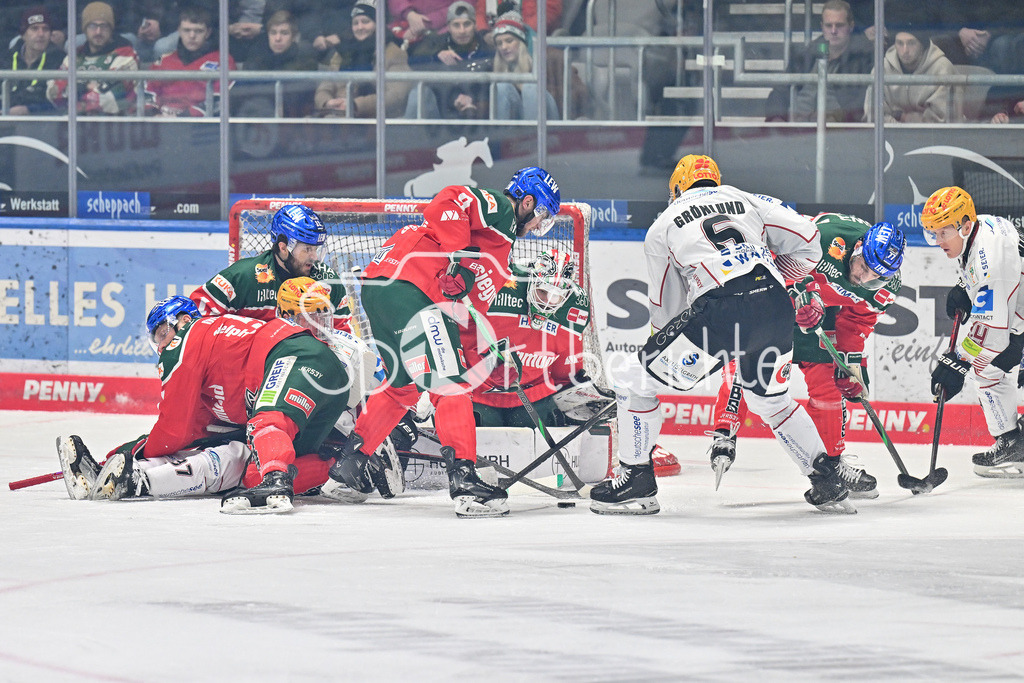 Augsburger Panther - Fischtown Pinguins | Gemeinsam koennen die panther um Strauss MANN (Augsburger Panther #38) einen Gegentreffer verhindern / DEL: Augsburger Panther - Fischtown Pinguins, Curt Frenzel Stadion am 08.01.2025