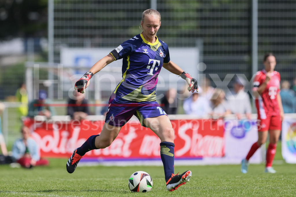 Fussball, Testspiel Frauen, SV Werder Bremen - 1. FC Köln | v.li.: Paula Hoppe (Torhüterin, Torwart, 1. FC Köln, 12) am Ball, Freisteller, Einzelbild, Ganzkörper, Aktion, Action, Spielszene