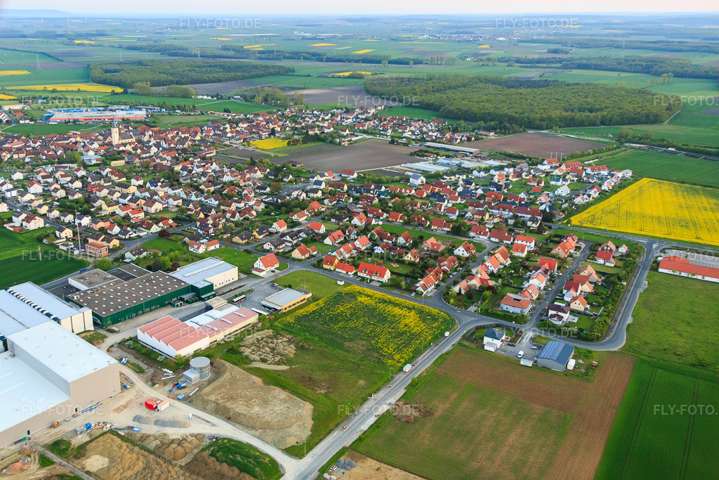 Luftbild: Ortsansicht von Norden mit Metallbau Hellmann im Gewerbegebiet Nordost in Grettstadt im Bundesland Bayern in Deutschland. Foto: IMG_088154.jpg vom 06.05.2016 durch Werner Riehm/FLY-FOTO.de