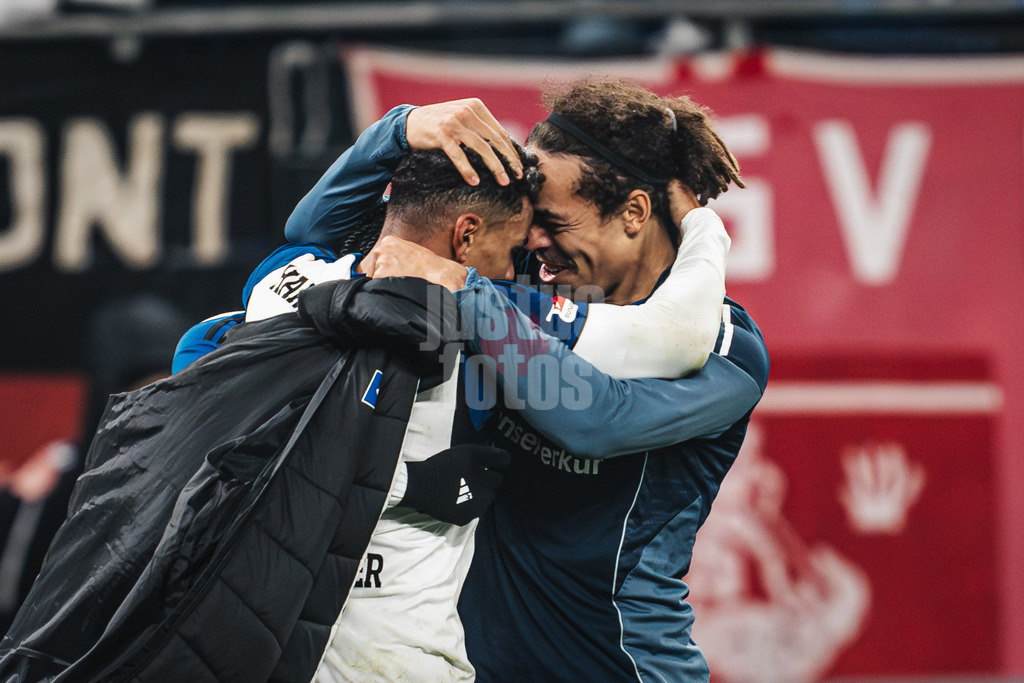 Fußball | Männer | Saison 2025/2026 | 1. Fußball-Bundesliga | 10. Spieltag | Hamburger SV vs. Borussia Dortmund | 08.11.2025 | v.l. Torschütze Ransford-Yeboah Königsdörffer (#11, HSV) und Yussuf Poulsen (#15, HSV) Jubel